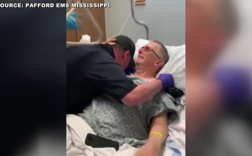 Padre se emociona después que su hijo lo sorprende en la habitación del hospital