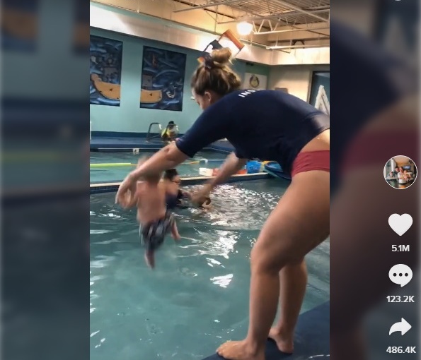 La historia detrás del vídeo  del bebé siendo arrojado a una piscina