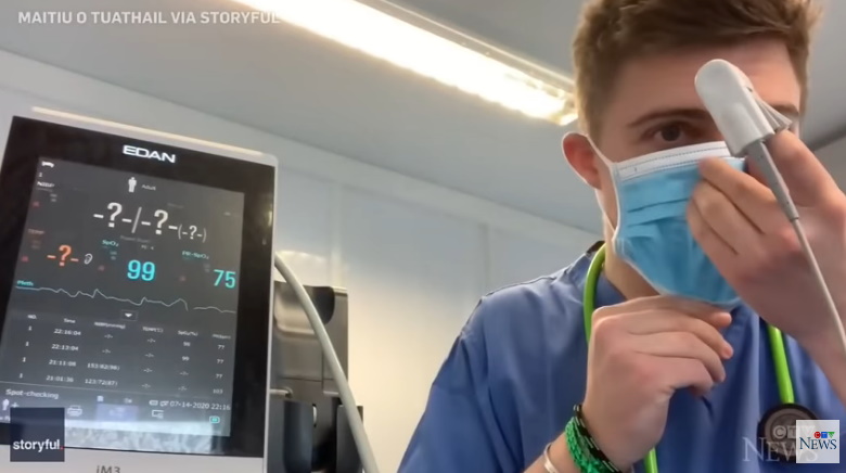 El doctor se pone seis máscaras faciales para desacreditar la idea de que reducen los niveles de oxígeno(falso o verdad)